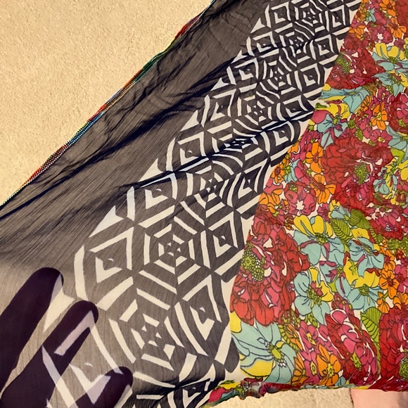 Large multi colored scarf/wrap/throw or multifunctional item - Picture 5 of 6